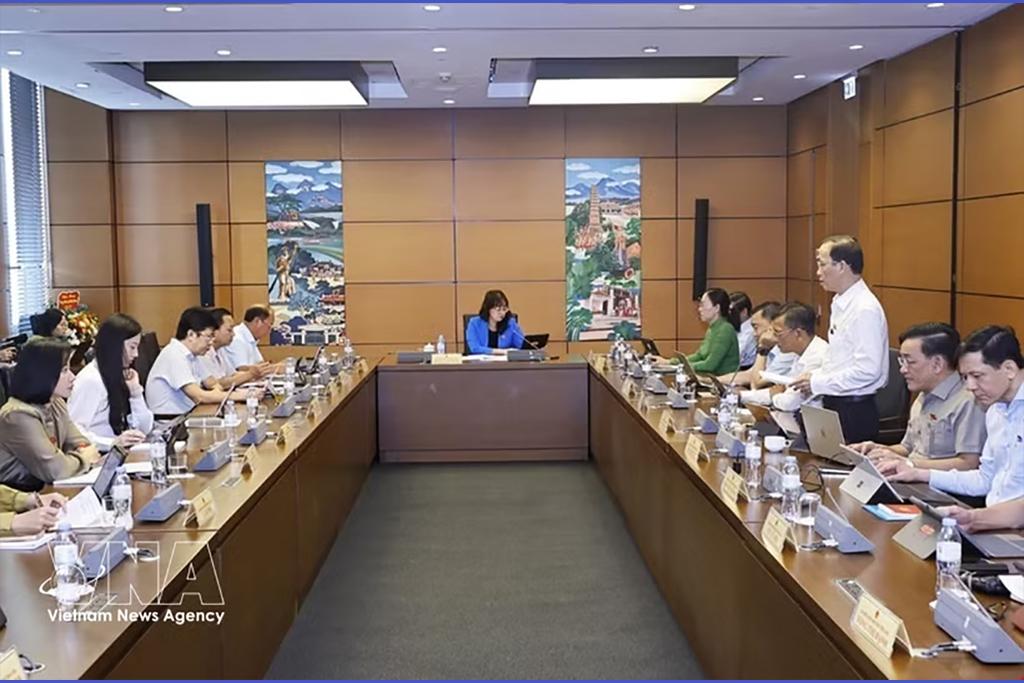 National Assembly deputies from Vinh Long and Lao Cai provinces discuss issues in group. (Photo: VNA)