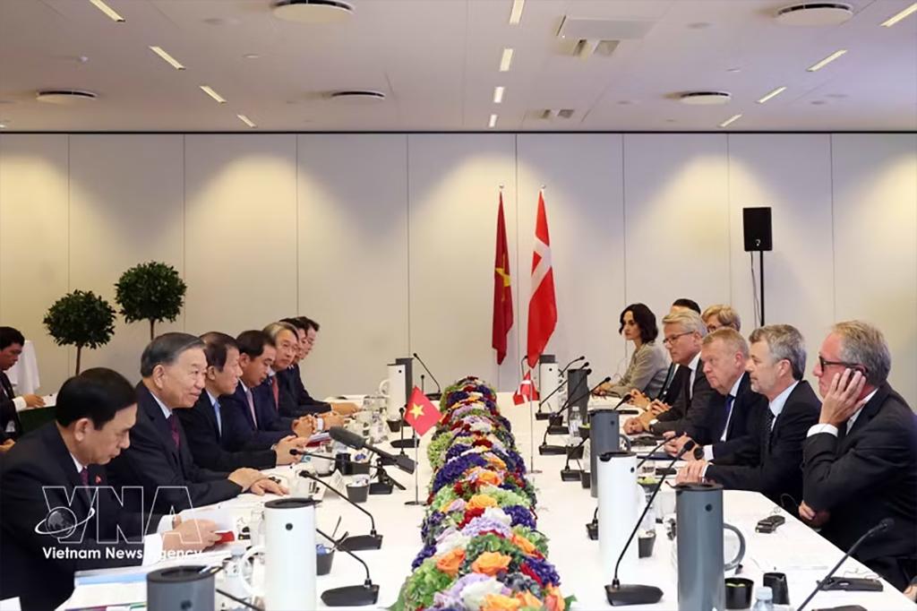 General Secretary of the Communist Party of Vietnam (CPV) Central Committee and President To Lam and Danish King Frederik X meet with leaders of prominent Danish businesses in Copenhagen on the morning of October 20 (Photo: VNA)