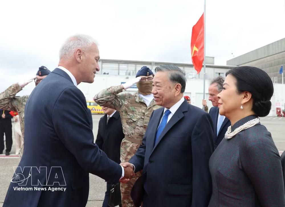 General Secretary of the Communist Party of Vietnam Central Committee and President To Lam, his spouse Ngo Phuong Ly, and a high-ranking Vietnamese delegation arrive in Brussels on the afternoon of October 21 (local time), beginning official visits to the European Union (EU) and Belgium. (Photo: VNA)