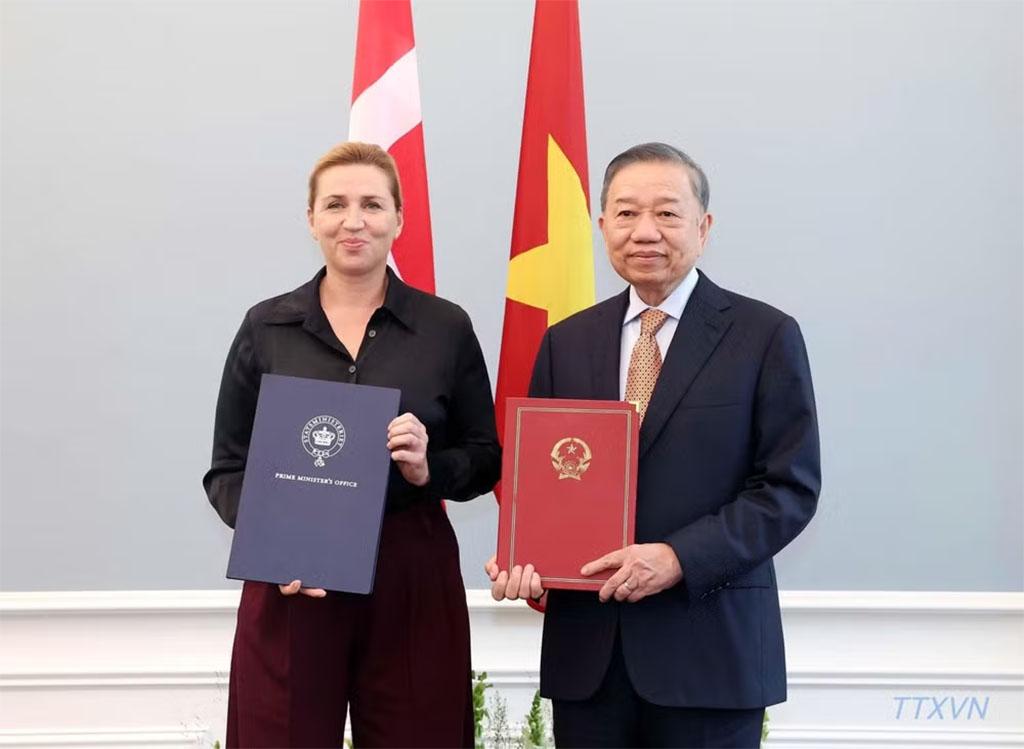 General Secretary of the Communist Party of Viet Nam Central Committee and President To Lam (right) and Prime Minister of Denmark Mette Frederiksen show the joint statement on the establishment of the Comprehensive Strategic Partnership at their talks in Copenhagen on October 20, 2026. (Photo: VNA)