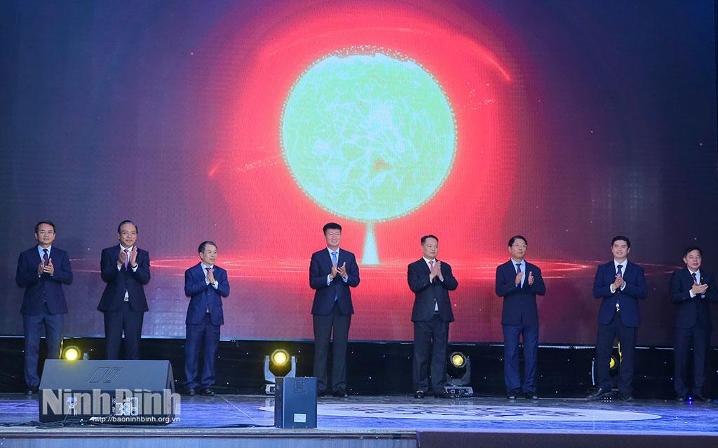 Provincial leaders and representatives of sectors, departments, firms perform ritual to inaugure the provincial-level Center for innovation.