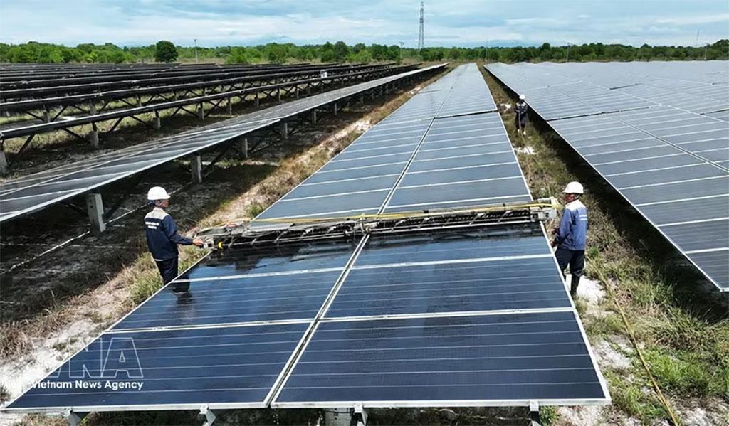 Workers clean the solar panels at Gio Thanh Solar Power Plant in Quang Tri province. (Photo: VNA)