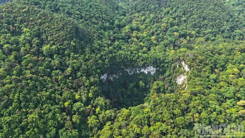 The newly discovered sinkhole in the Cha Noi-Khe Gat area, viewed from above.