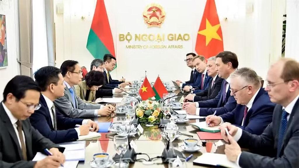 Minister of Foreign Affairs Le Hoai Trung holds talks with Belarusian Minister of Foreign Affairs Maxim Ryzhenkov in Ha Noi on October 28, 2026. (Photo: Vietnamese Ministry of Foreign Affairs)