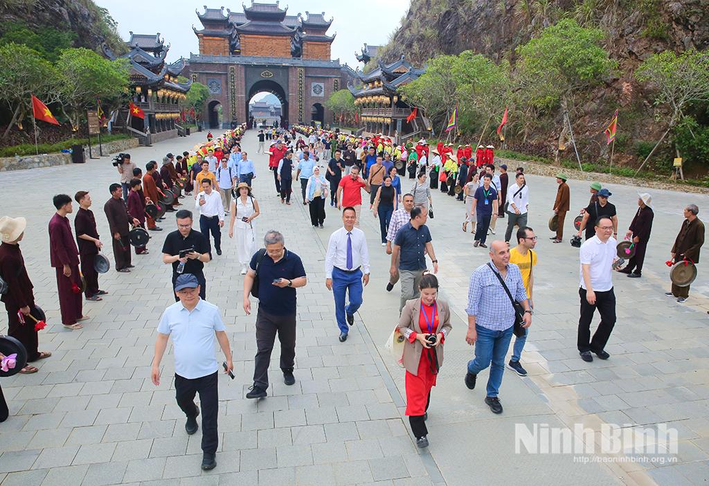 The delegation visit Thung Ui Cultural Tourism Area in Tay Hoa Lu ward.