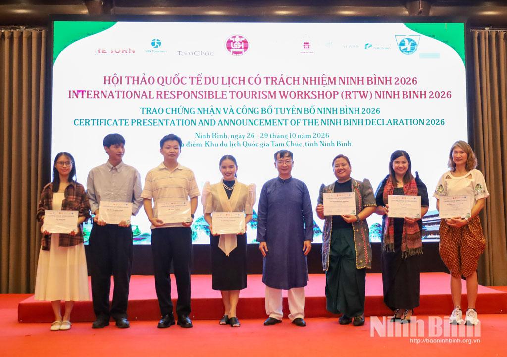 The organising committee presented certificates of participation in the International Responsible Tourism Workshop (RTW) Ninh Binh 2026 to 70 experts and scholars.