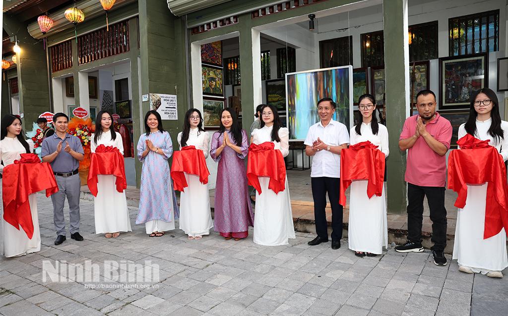 Các đại biểu cắt băng khai mạc triển lãm.