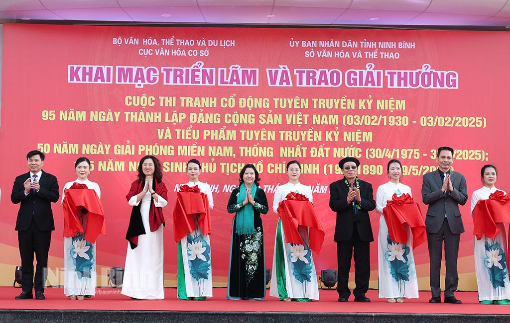 Các đại biểu cắt băng khai mạc triển lãm.