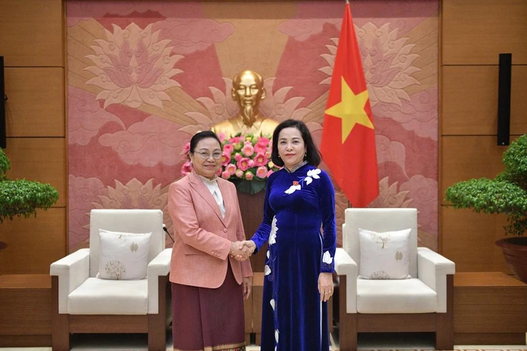 Vice NA Chairwoman receives Lao Ambassador