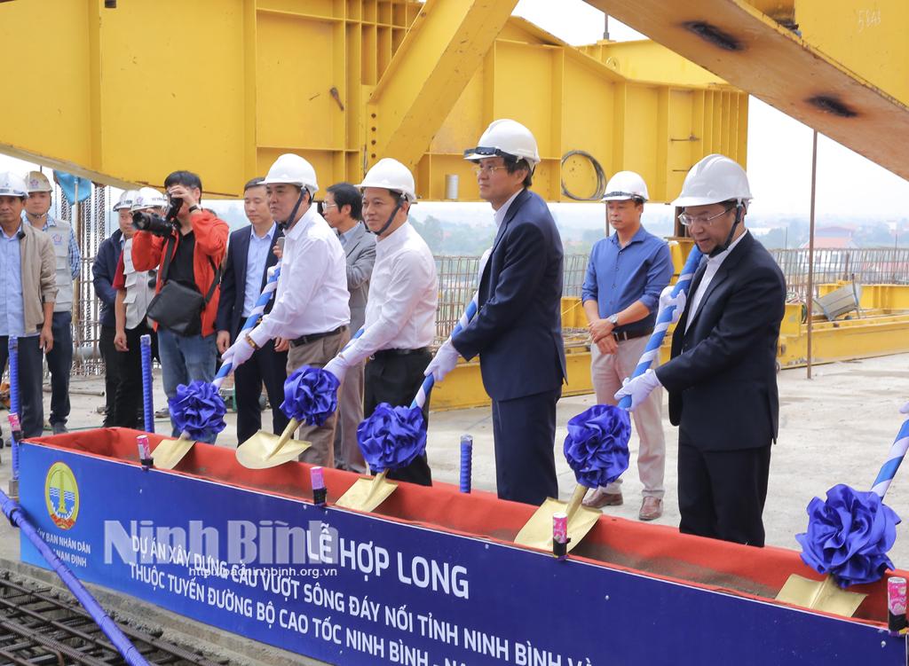 Two main sections of bridge between Ninh Binh and Nam Dinh connected