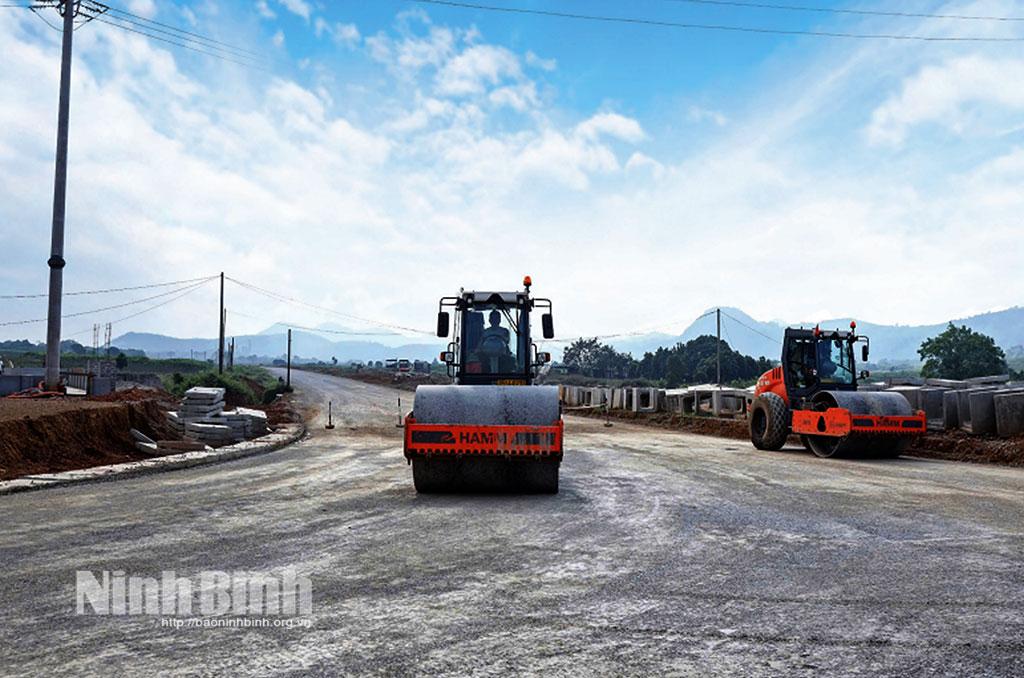 Ninh Binh speeds up progress of East - West road project