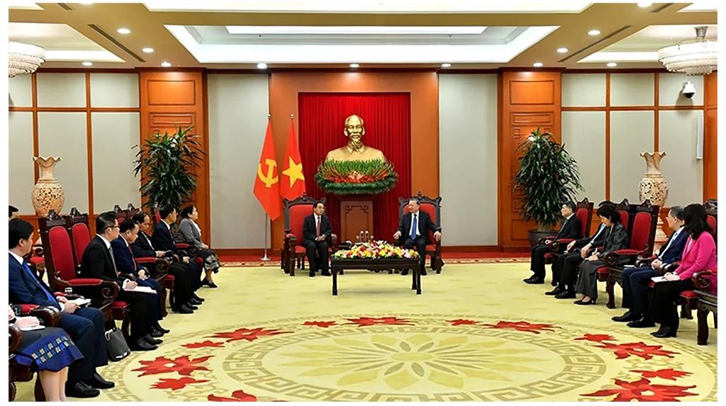 Vietnam always supports Laos in implementing development goals: Party chief