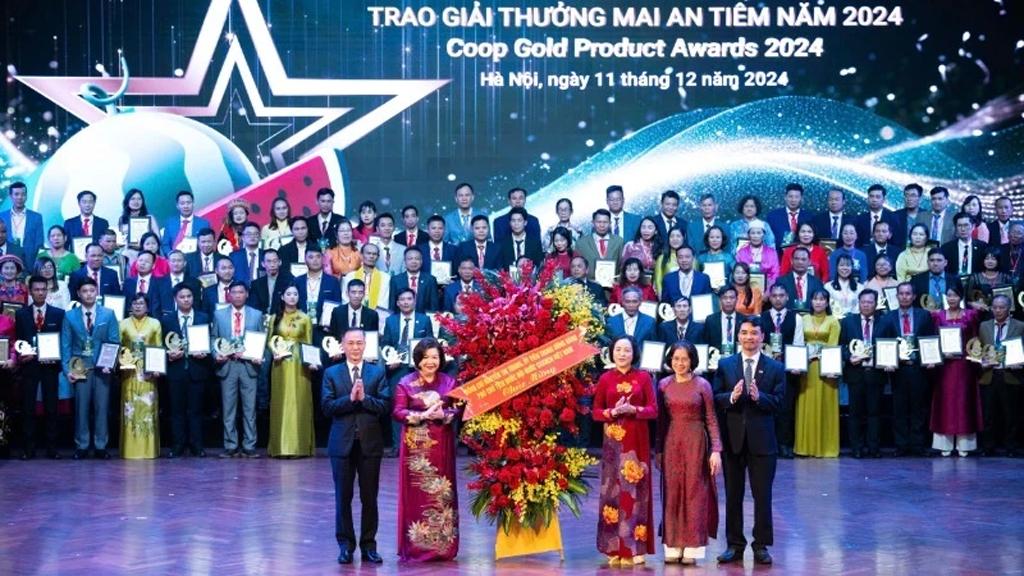 Mai An Tiem Awards presented to 100 outstanding cooperative products