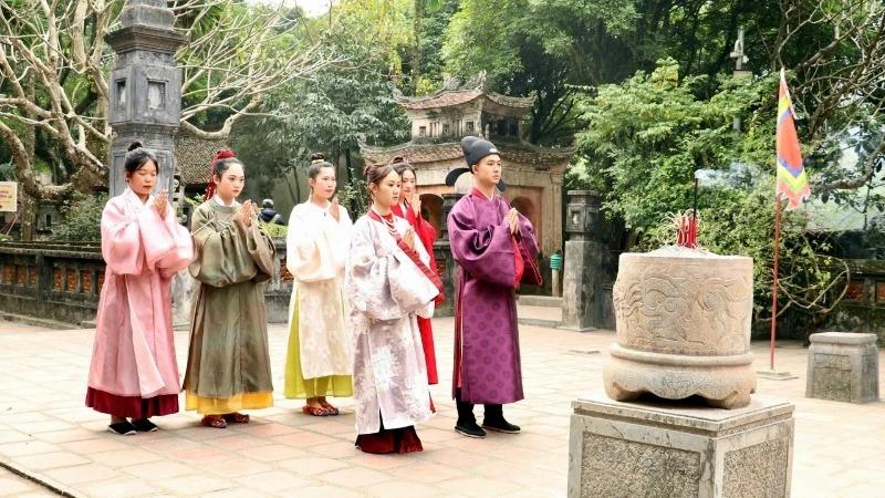 Vietnamese traditional attire showcased in Ninh Binh