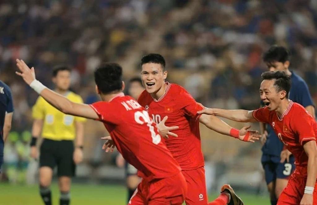 Vietnam win ASEAN Cup trophy