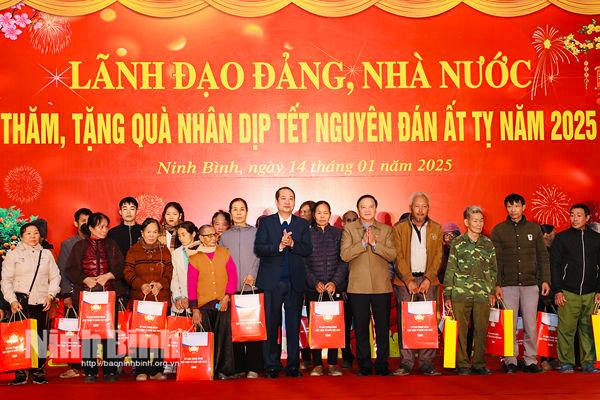 NA Vice Chairman presents Tet gifts to poor households, disadvantaged workers in Ninh Binh