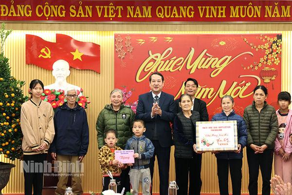 Ninh Binh’s leaders present Tet gifts to poor households, social policy beneficiaries