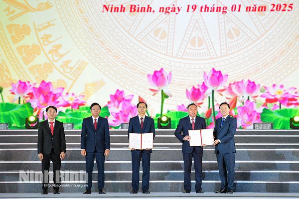 Solemn ceremony held to announce establishment of Hoa Lu city