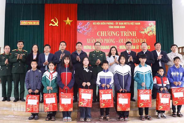 Provincial Border Guard High Command presents Tet gifts to disadvantaged people