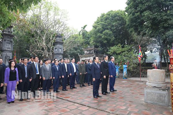 Ninh Binh's leaders offer incense in tribute to ancestors ahead of Lunar New Year