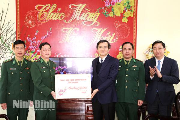 Provincial leaders pay pre-Tet visits to agencies, units