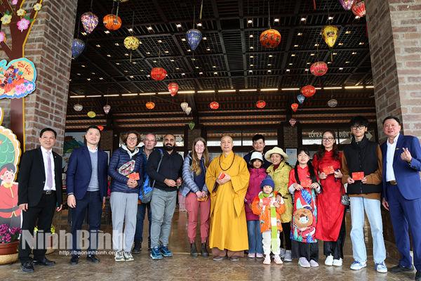 Localities greet first tourists on first day of Lunar New Year