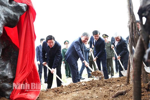Party chief attends launch of spring tree planting festival in Ninh Binh