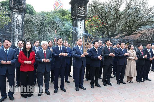 Party chief pays tribute to ancestors at Hoa Lu ancient capital