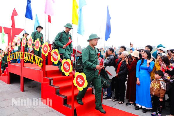 Over 1,500 young people in Ninh Binh set off for military and public security services