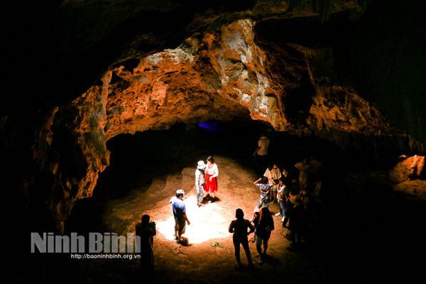 Discovering amazing beauty of cave system in Thien Ha ecotourism site