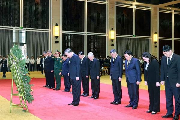 Party chief pays final respects to former Lao leader