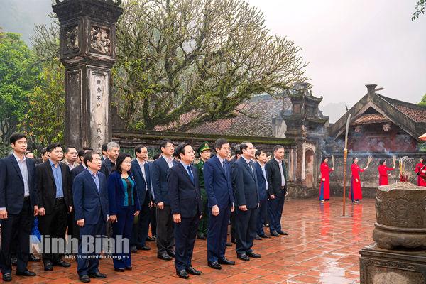 Provincial leaders offer incense at Hoa Lu ancient capital historical relic site