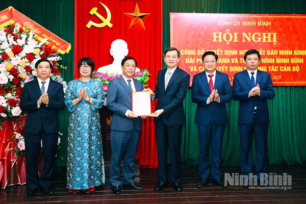 Decision on merging Ninh Binh Newspaper with Ninh Binh Radio and Television Station announced