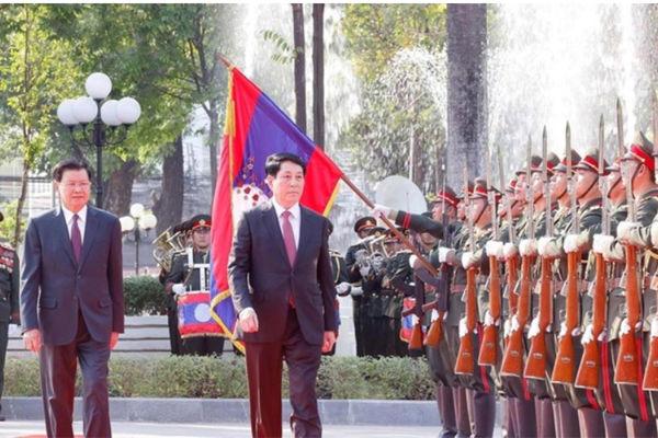 Top Lao leader hosts welcome ceremony for Vietnamese State President