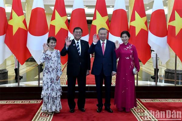 Party chief receives Japanese PM in Hanoi