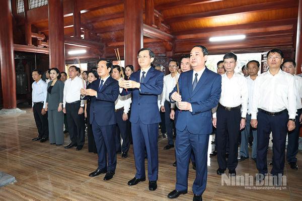 Ninh Binh leaders offer incense to mark 50th anniversary of national reunification