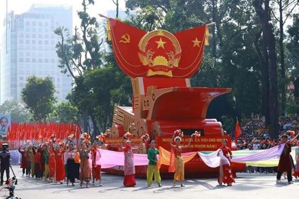 Grand parade celebrates 50 years of liberation of South, national reunification