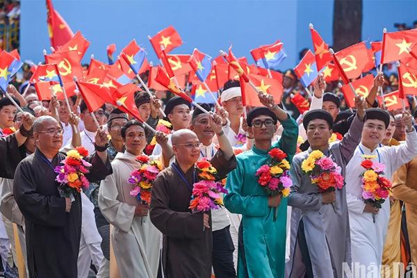 Country full of joy on the Day of National Reunification