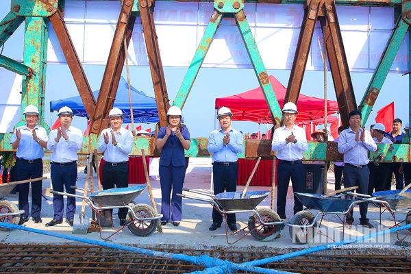 Parts of bridge linking Ninh Binh and Nam Dinh provinces connected