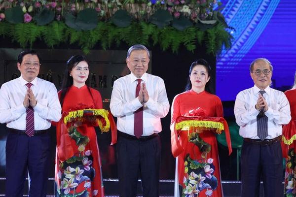 Party chief attends opening of National Sen Village Festival 2025