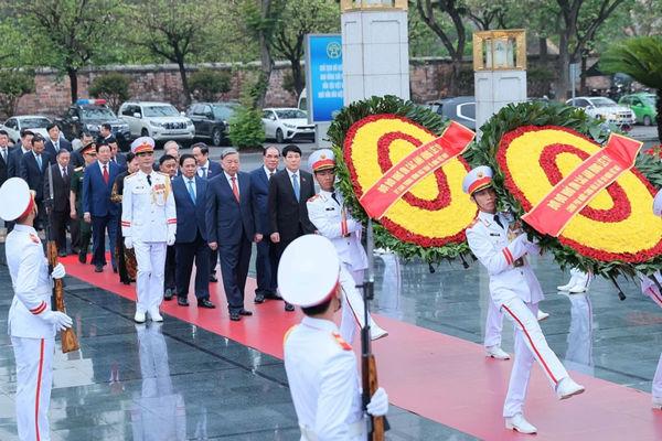 Party, State leaders pay tribute to President Ho Chi Minh on his 135th birthday