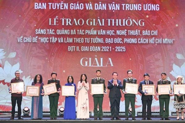 Winners of literary, art and press awards on studying and following President Ho Chi Minh’s example honoured