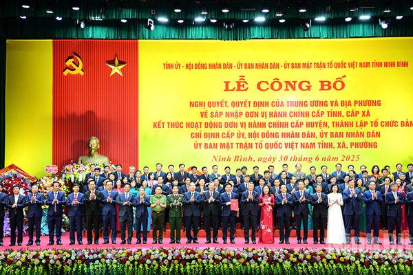 Ninh Binh announces resolutions and decisions on mergence of administrative units and personnel appointments