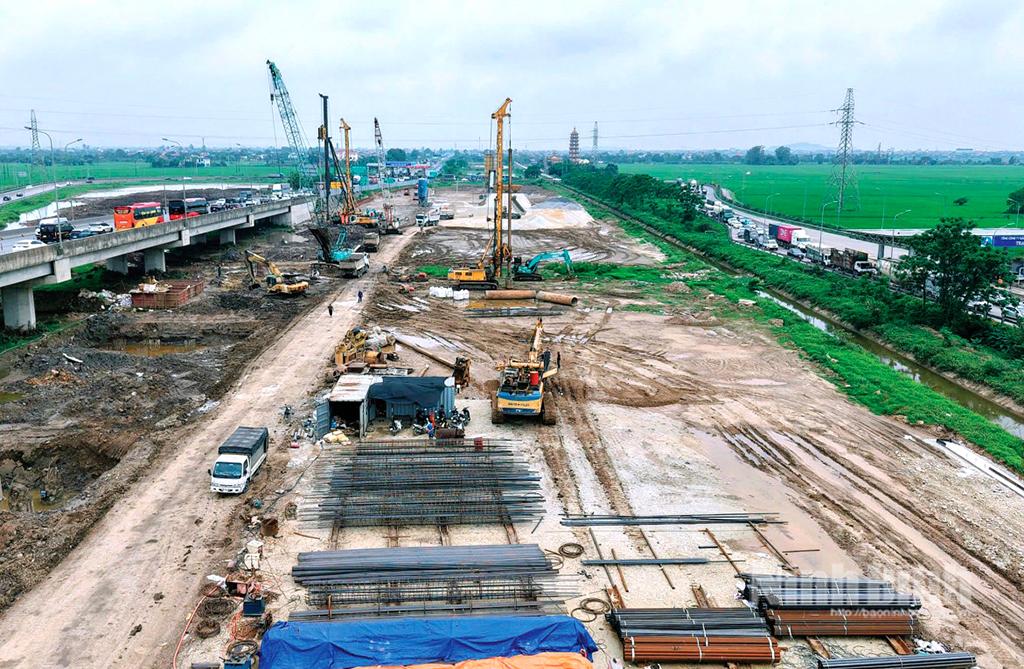 Contrators are speeding up construction at the Eastern North-South Expressway’s Cao Bo Mai Son section expansion project.