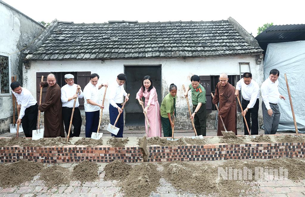 Standing Deputy Secretary of provincial party committee Dinh Thi Lua attend ground breaking for disadvantaged family in Phat Diem commune.