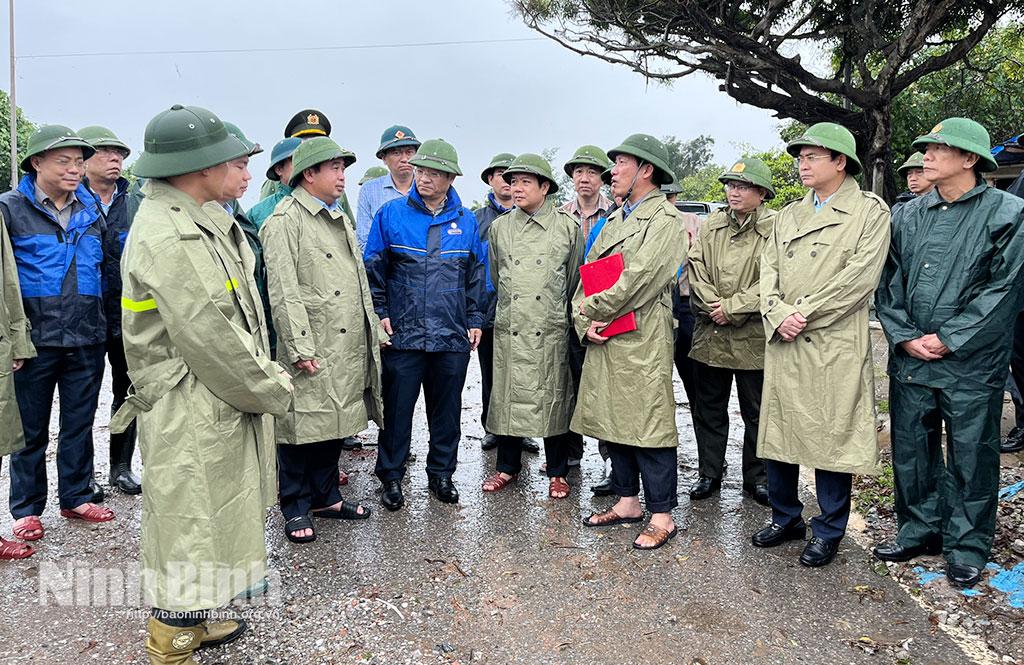Acting Minister of Agriculture and Environment Tran Duc Thang inspects prevention work in Con Tron Dyke in Hai Thinh commune.