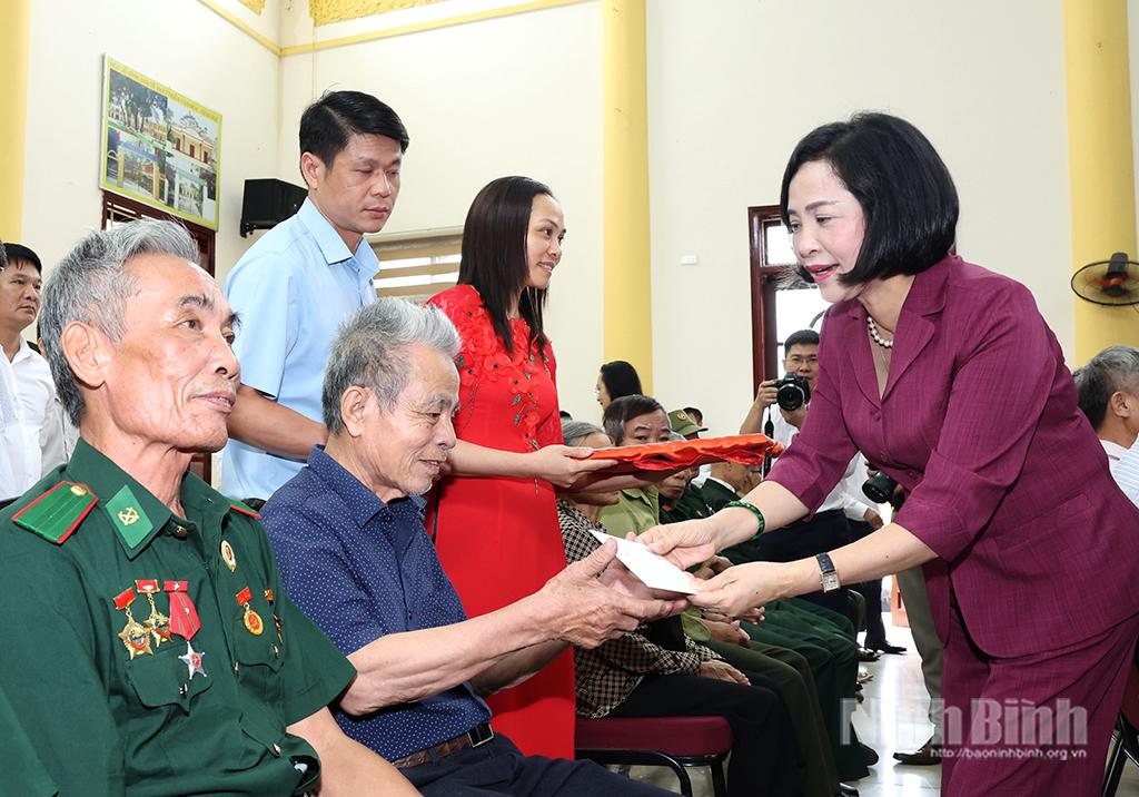 The Vice Chairman of the National Assembly presents gifts to revolution contributors in Quynh Luu commune.