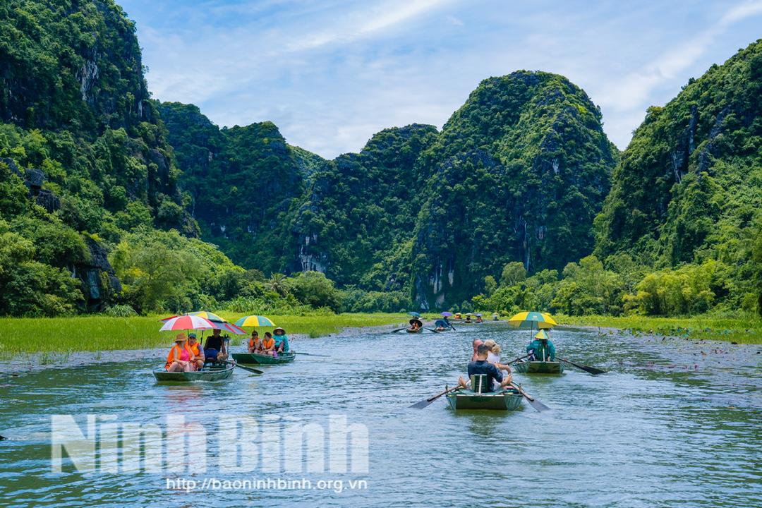 Visitors in Tam Coc - Bich Dong tourist area.