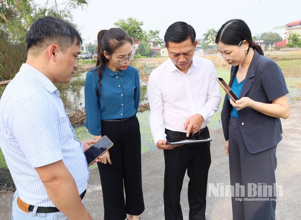 The Vice chairman of provincial people's committee Nguyen Cao Son inspect location earmarked for a station in Liem Tuyen ward.