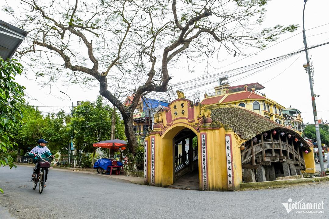Luong market tile bridge.